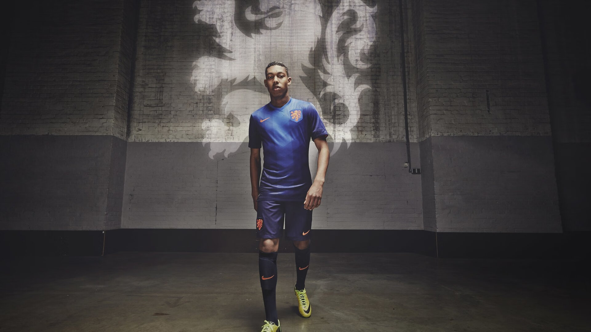 世界杯后：运动品牌开发“观赛专用鞋服” 兼顾舒适与球迷身份象征