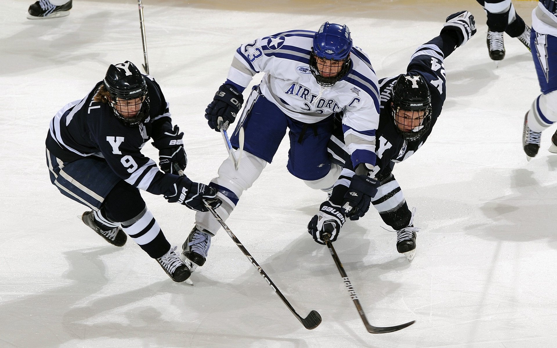 欧冠小组赛：巴黎中卫补时压哨头球绝杀 全队冲向角旗区疯狂庆祝